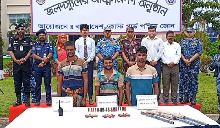 সুন্দরবনে কোস্ট গার্ডের কাছে আত্মসমর্পণ করল কুখ্যাত দস্যু বড় জাহাঙ্গীর বাহিনীর ৩ সদস্য, উদ্ধার জিম্মি জেলে